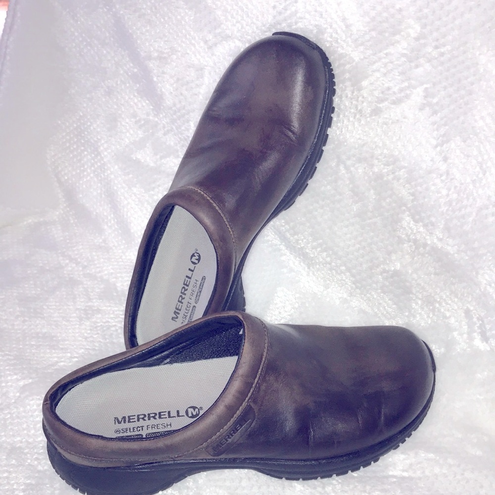 Women’s brown Merrill shoes size 9.5. Barely worn. Great condition.